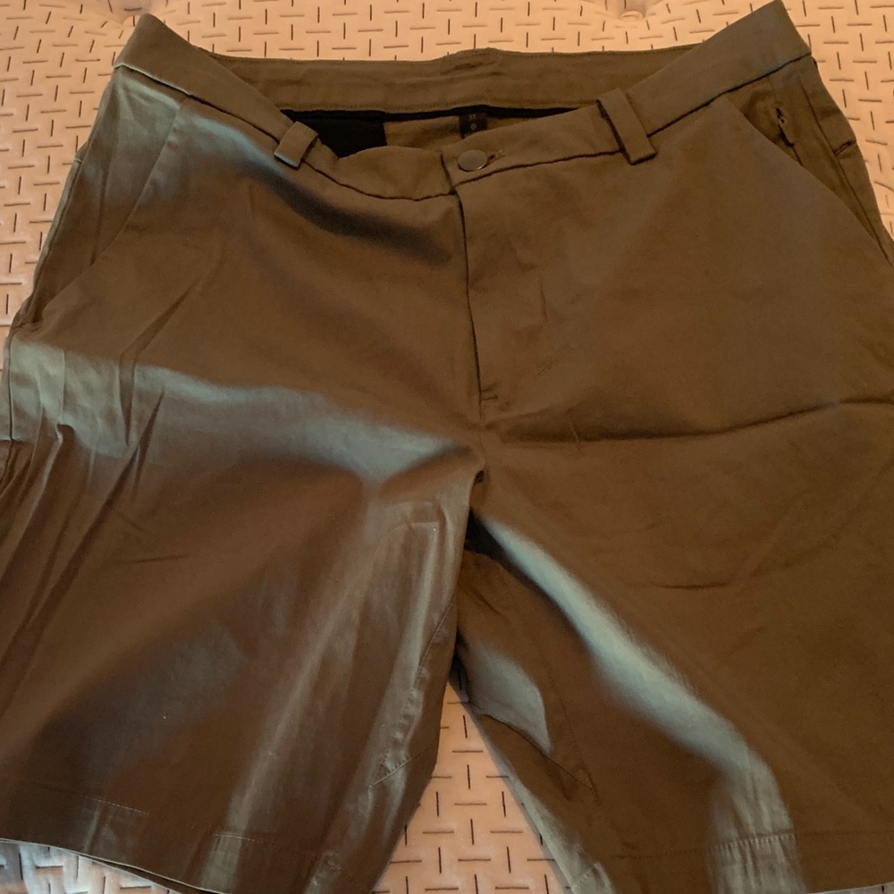 Lu Lu Lemon size brand new 31 Men's Olive Green Shorts
